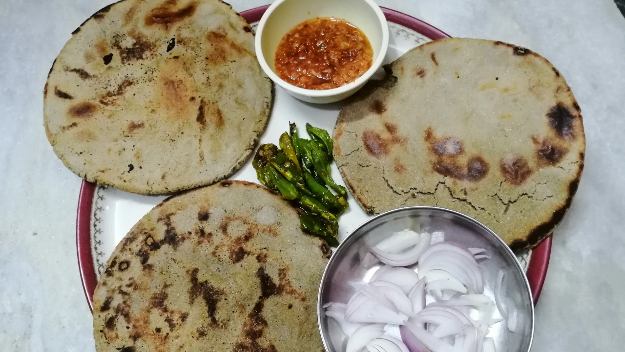 Rajasthani bajra roti with lehsun chutney