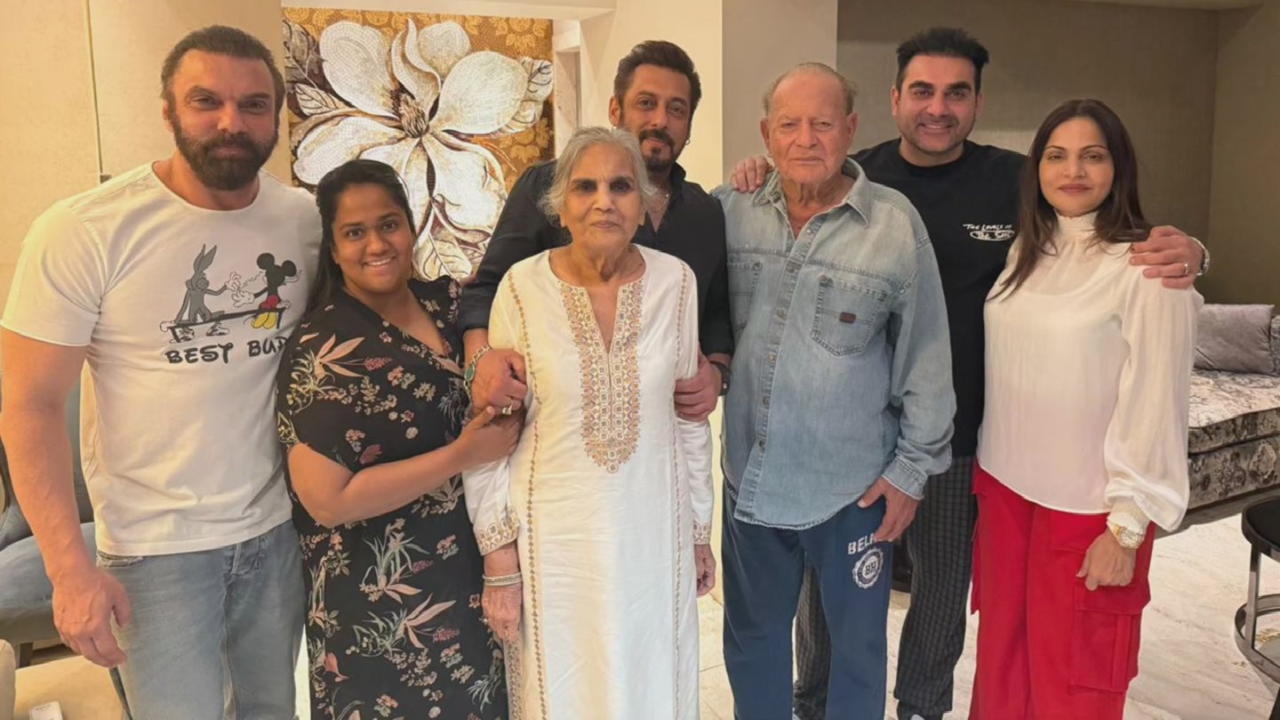 Salman Khan Smiles Wide As He Poses With His Sukhi Parivar. New Family Pic Is BEST Thing On Internet Today