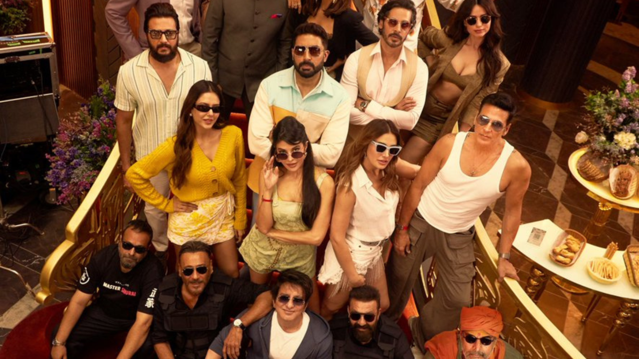 Housefull 5: Akshay Kumar 'Cruising Through' Last Schedule, Poses With Abhishek Bachchan, Sonam Bajwa And Rest Of The Cast