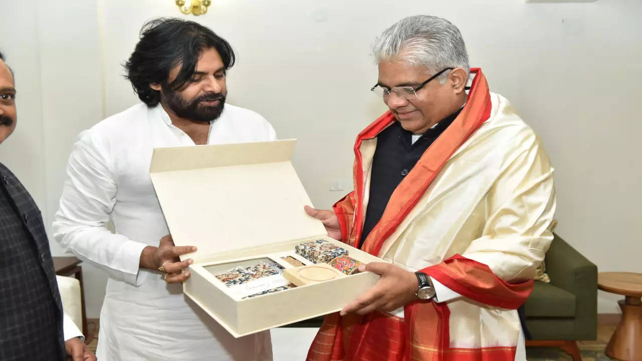 ఎర్రచందనం స్మగ్లింగ్పై డిప్యూటీ సీఎం పవన్ కల్యాణ్ కీలక ప్రతిపాదనఏపీకి లబ్ధి చేకూరేలా ప్లాన్