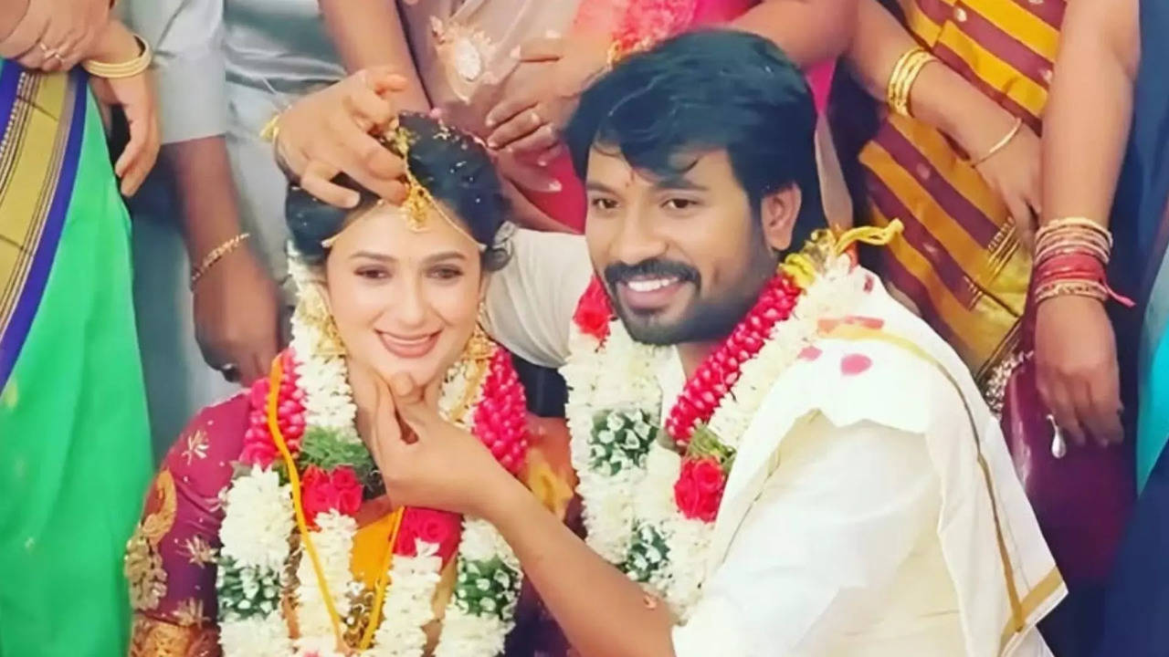 siragadikka aasai vetri vasanth wedding with  serial actress vaishnavi sundar  see the beautiful marriage photos of vetri vasanth vaishnavi