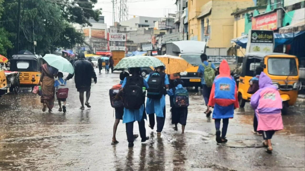  தாண்டவமாடிய ஃபெஞ்சல் புயல்.. புதுச்சேரி, காரைக்காலில் நாளையும் பள்ளி, கல்லூரிகளுக்கு விடுமுறை அறிவிப்பு 