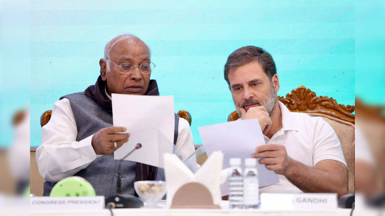 Mallikarjun Kharge with Rahul Gandhi at CWC