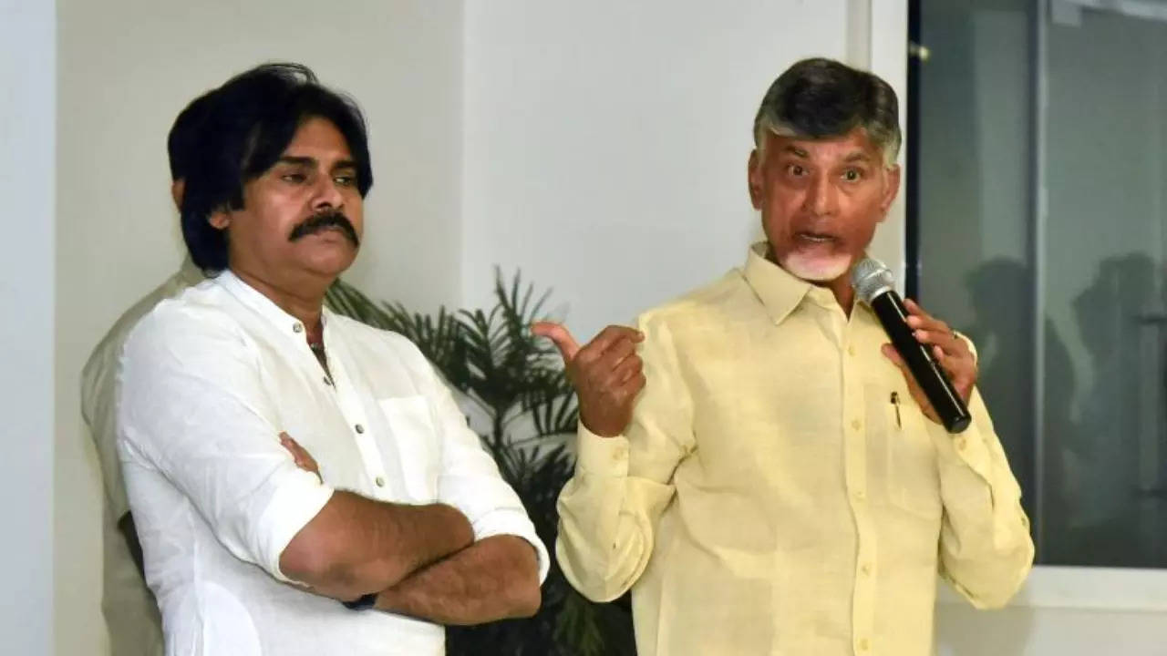 నేడు సీఎం చంద్రబాబుతో పవన్ కల్యాణ్ భేటీ కాకినాడ పోర్టుపై నివేదిక సిద్ధంయాక్షన్ స్టార్ట్ చేయాల్సిందేనంటూ పట్టు