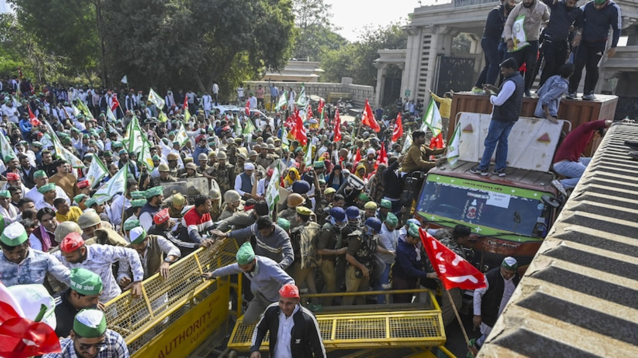 Farmers and Kisan Ekta Sangh members break police barricades during their protest