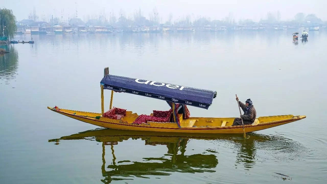 Here’s How You Can Book A Shikara Ride On Dal Lake With Uber