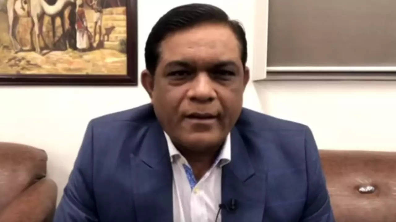 Rashid Latif Bleeds Blue As He Proudly Flaunts Indian Roots In Viral Video: Rang To Neela Hi Rahega Humara'