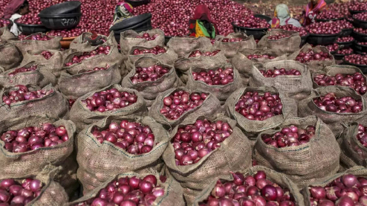 Red Onion Price Fall Down In Nashim Maharashtra