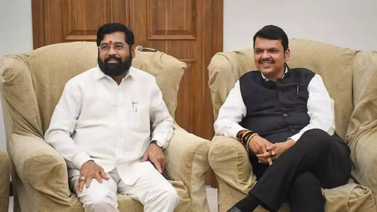 Devendra Fadnavis (right) with Eknath Shinde (left)