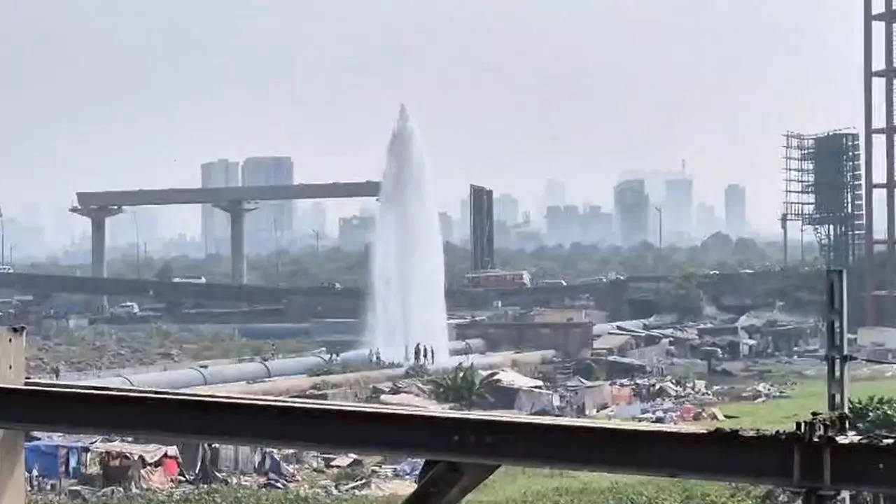 Water Pipeline Burst In Mumbai