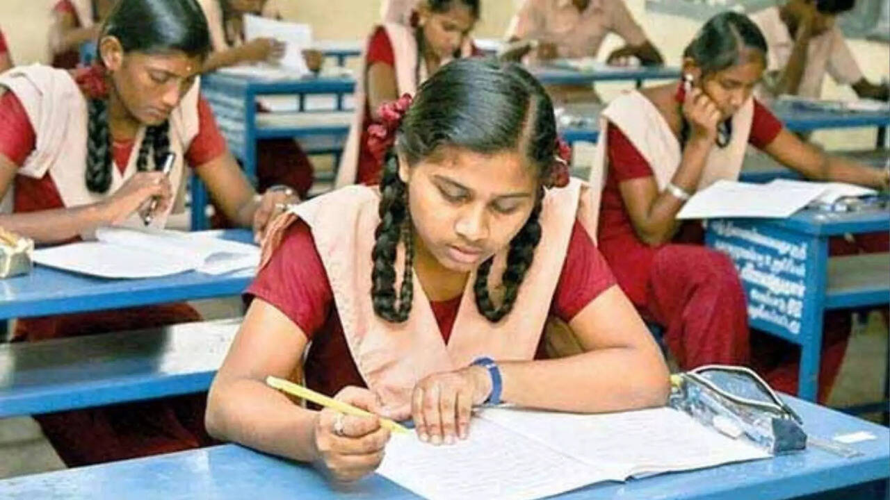  புயல் பாதிப்பால் அரையாண்டு தேர்வு தள்ளிப்போகுமா? அமைச்சர் அன்பில் மகேஷ்  விளக்கம் 