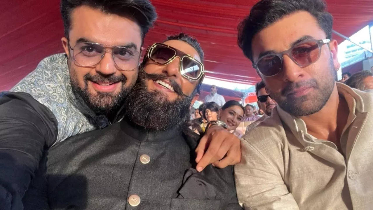 Maniesh Paul Shares Selfie With Ranbir Kapoor, Ranveer Singh. Madhuri Dixit's Special Appearance Steals The Show