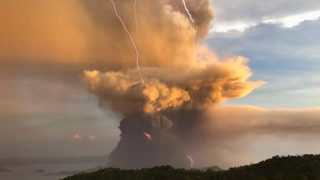 Lightning is hotter than the lava discharged by volcanic eruptions. | Getty Images via Canva.com