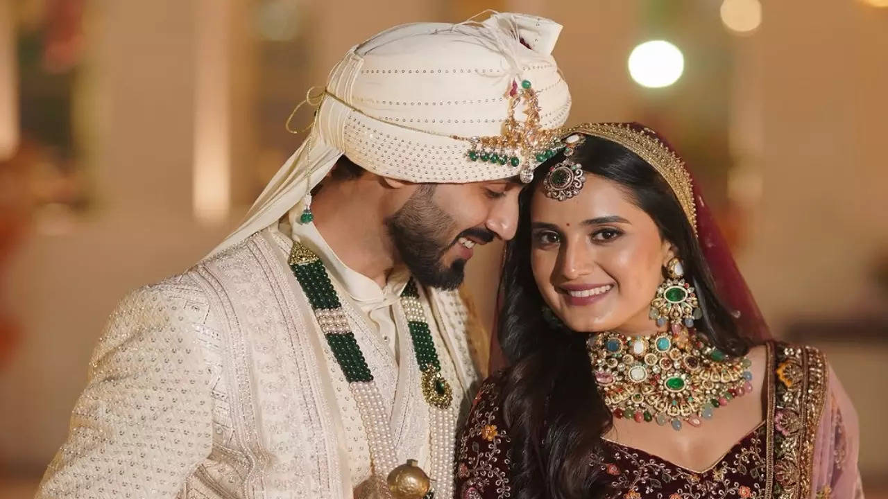 Jaane Anjaane Hum Mile Fame Ayushi Khurana Ties The Knot With Beau Suraj Kakkar - See First Wedding Pictures