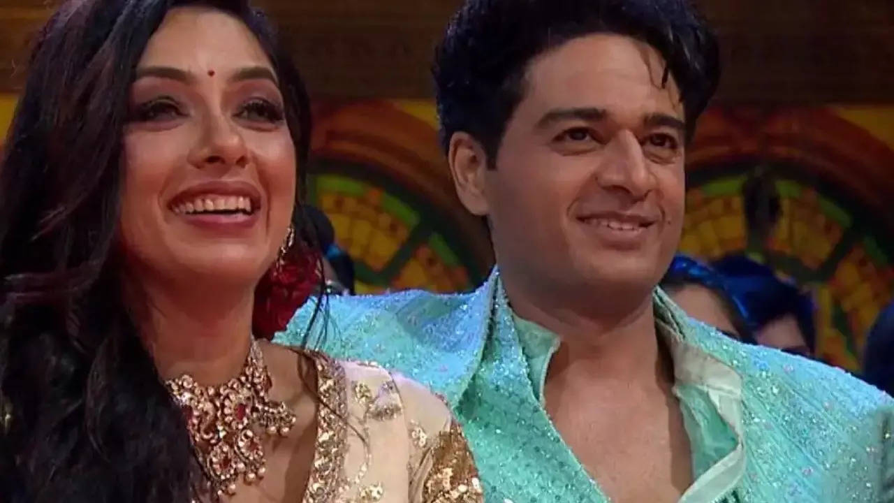 Anupamaa's Gaurav Khanna Carries Rupali Ganguly In His Arms At ITA Awards 2024 - Watch