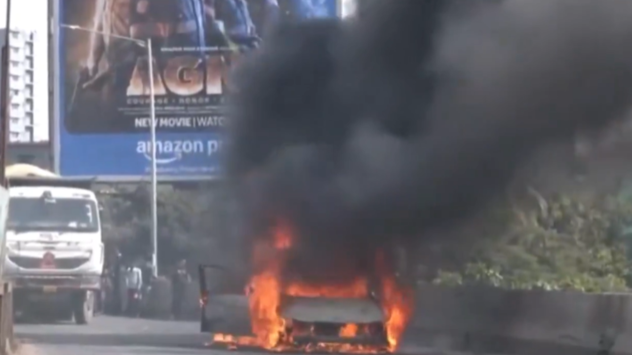 Car catches fire on Mumbai bridge