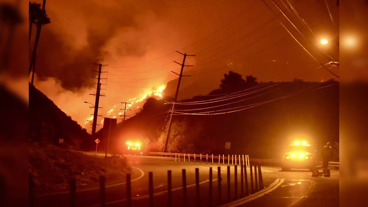 Franklin Fire in Malibu is spreading rapidly east of Malibu Canyon Rd