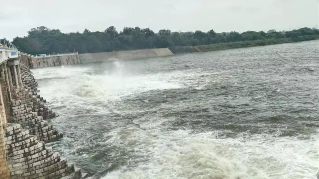  பூண்டி நீர்த்தேக்கத்தில் இருந்து வெள்ள நீர் திறப்பு.. சென்னை ஆற்றங்கரையோர மக்களுக்கு அபாய எச்சரிக்கை 