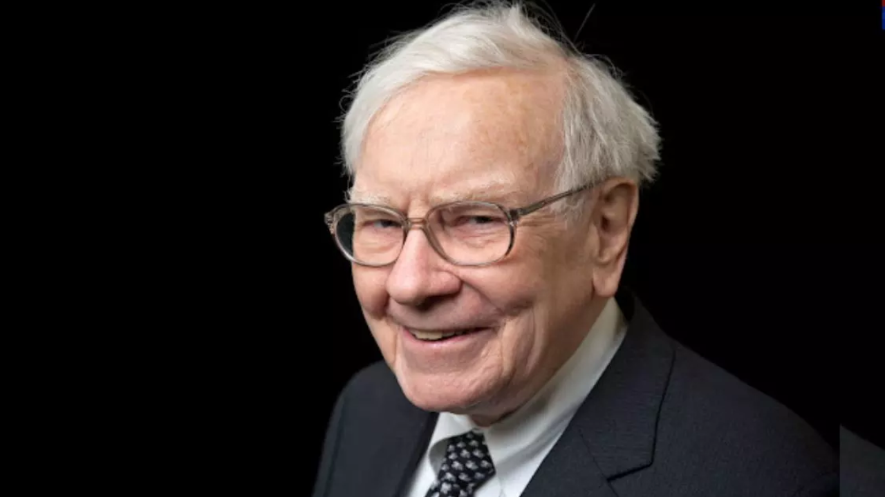 Warren Buffett Books You Should Have On Your Nightstand Heading Into 2025