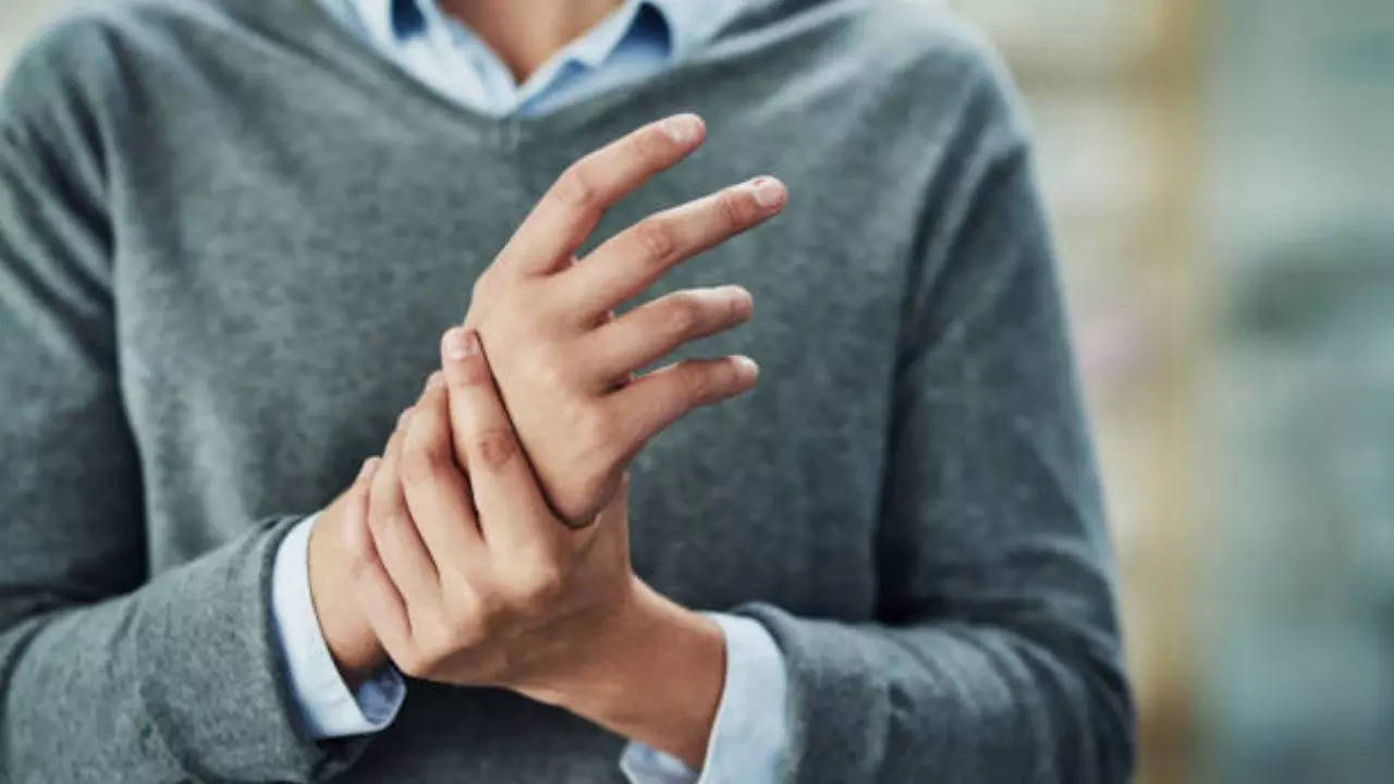 Wrist Pain While Driving or Sleeping? Here’s What Could Be Happening