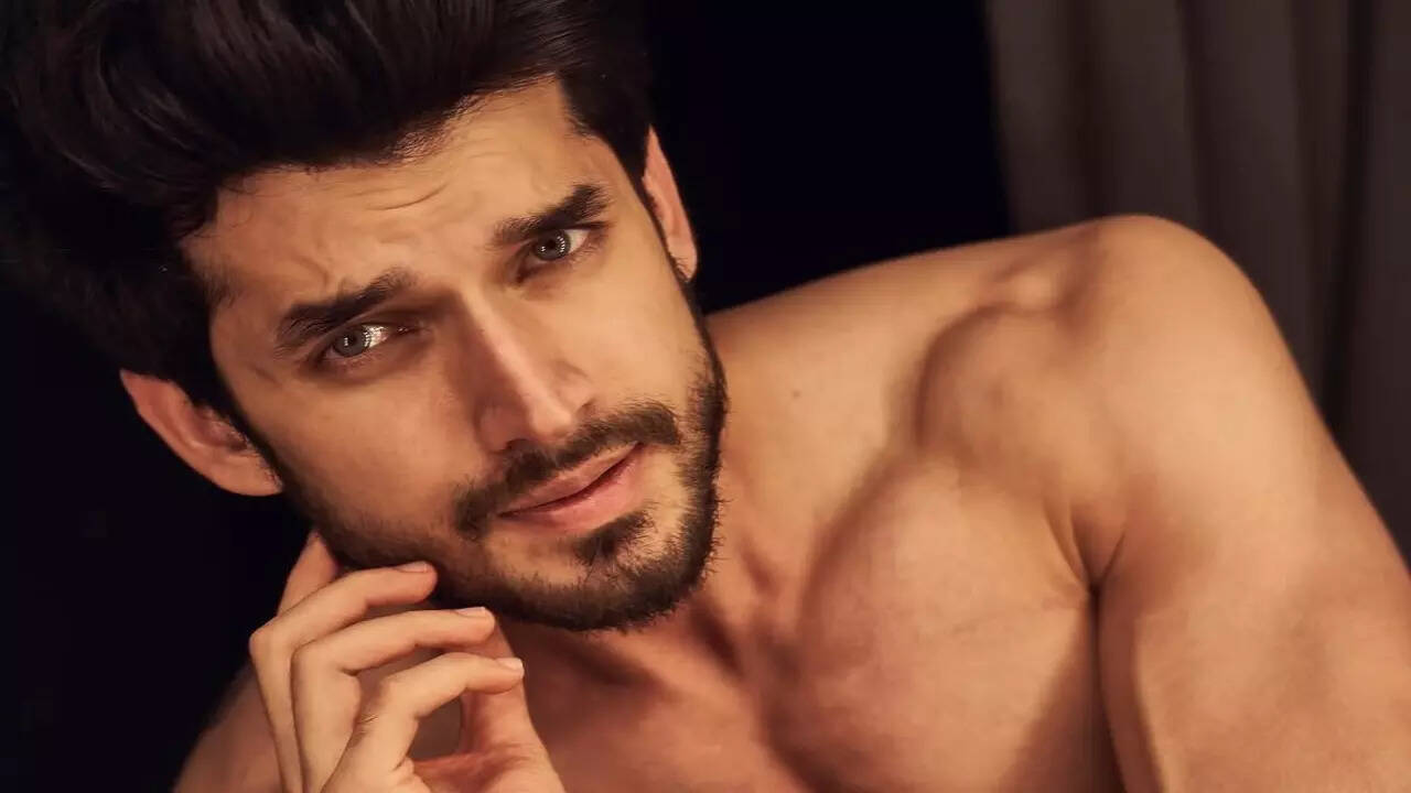 Anupamaa Fame Paras Kalnawat Drops Shirtless Pictures, Netizens Compare Him With Hrithik Roshan