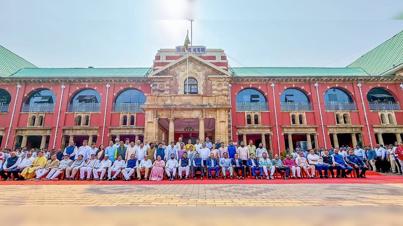 ​A group photo of CM Devendra Fadnavis with DCMs, Ministers and Members of the Legislative Council.