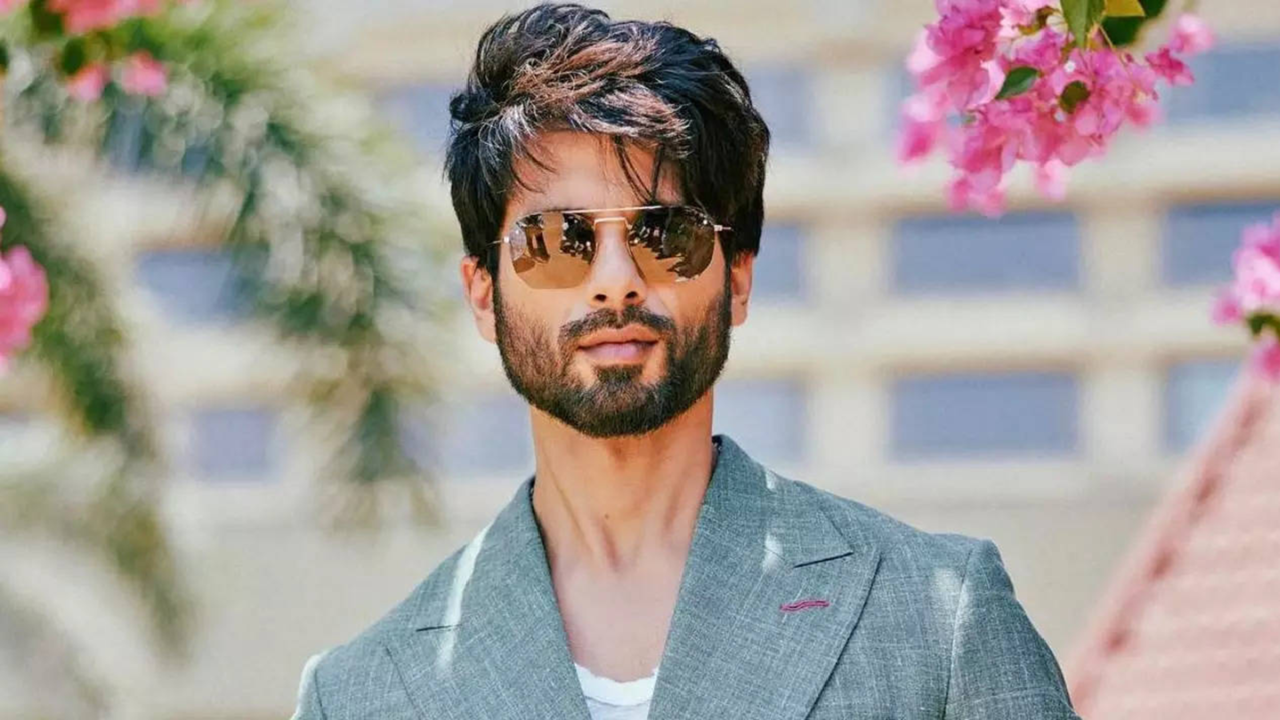 Shahid Kapoor Raises Temperature With SIZZLING Selfie, Raises Anticipation For Deva: Wait For It...