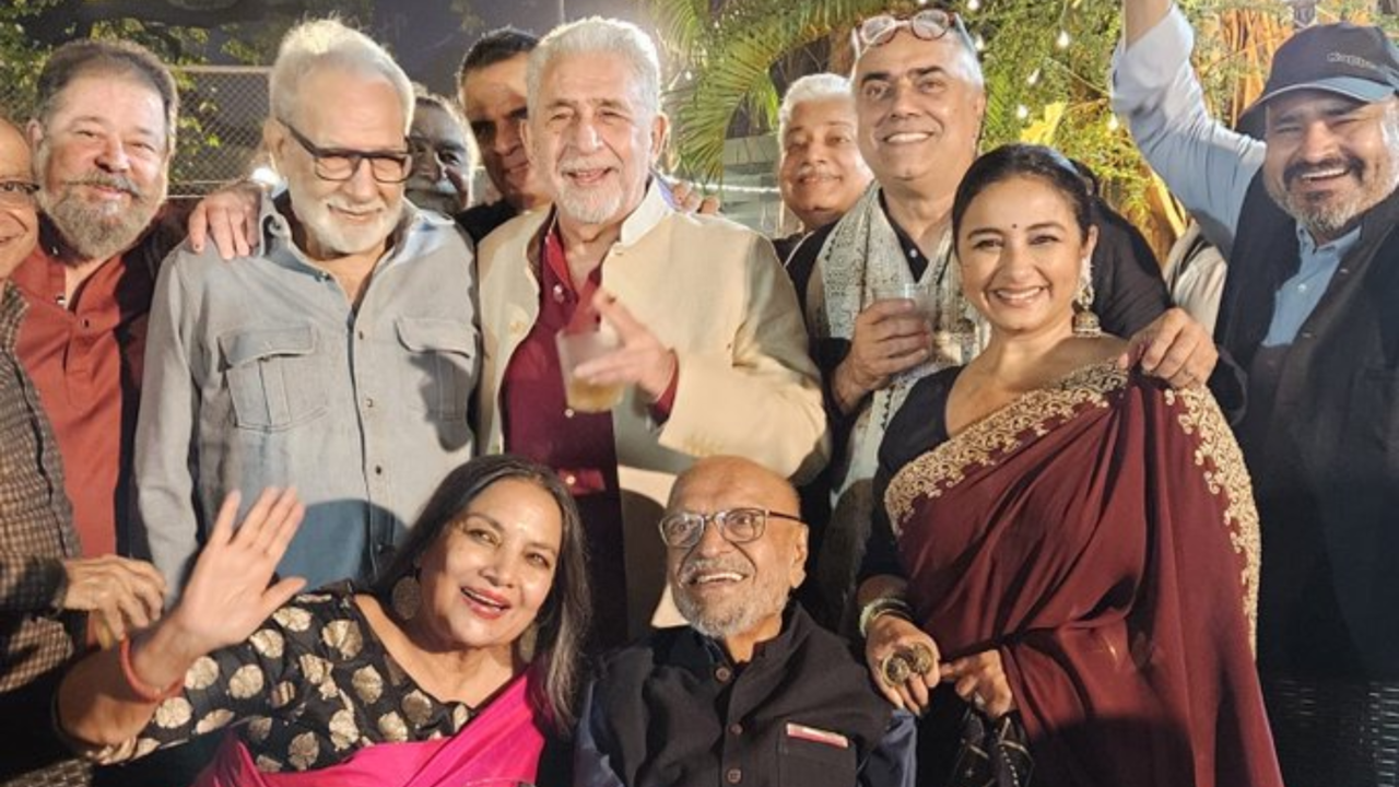 Shyam Benegal's Pic From His 90th Birthday Celebration Goes Viral