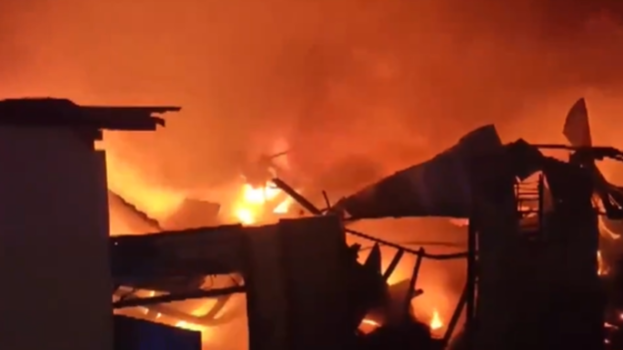 VIDEO: Massive Fire Breaks Out at Scrap Godown in Mumbai&#x27;s Mankhurd