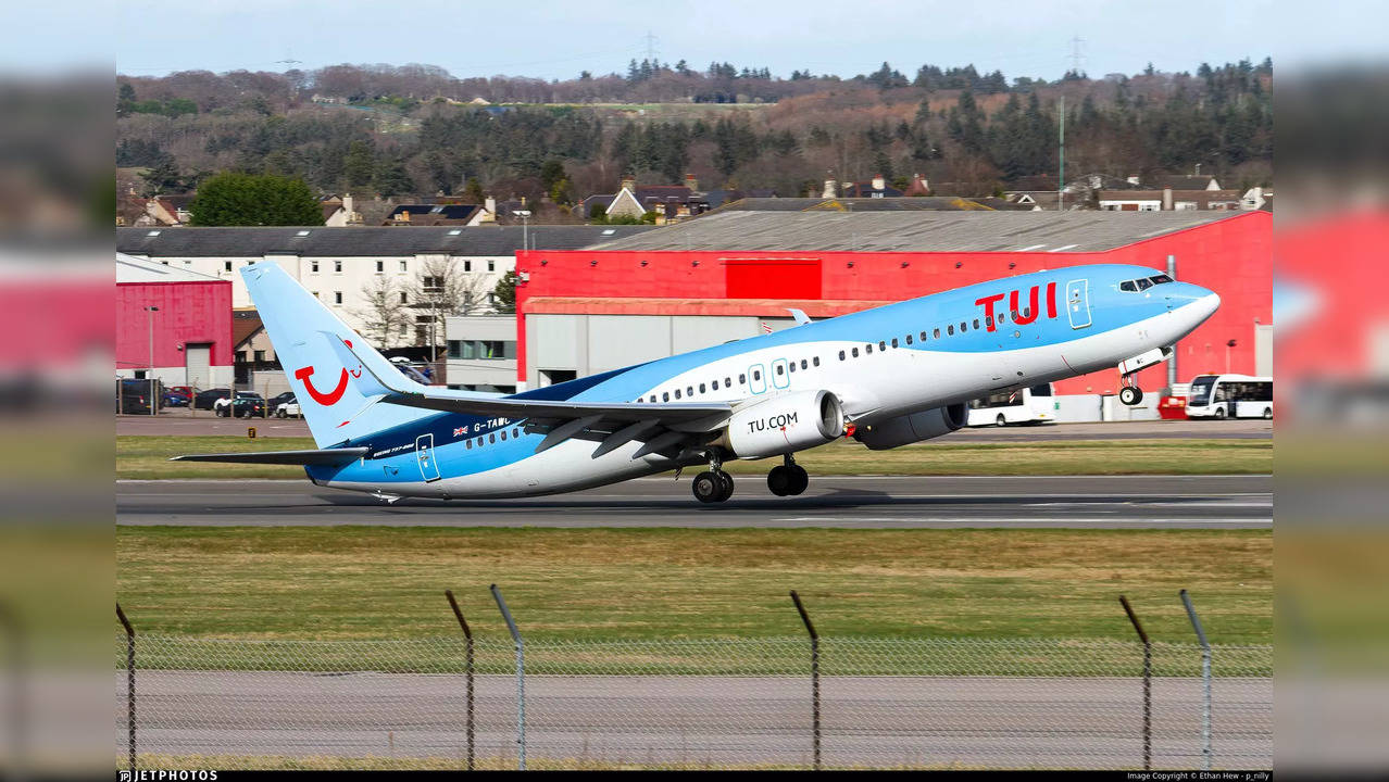 TUI plane struck by lightning  (Photo Credits: X/Twitter)