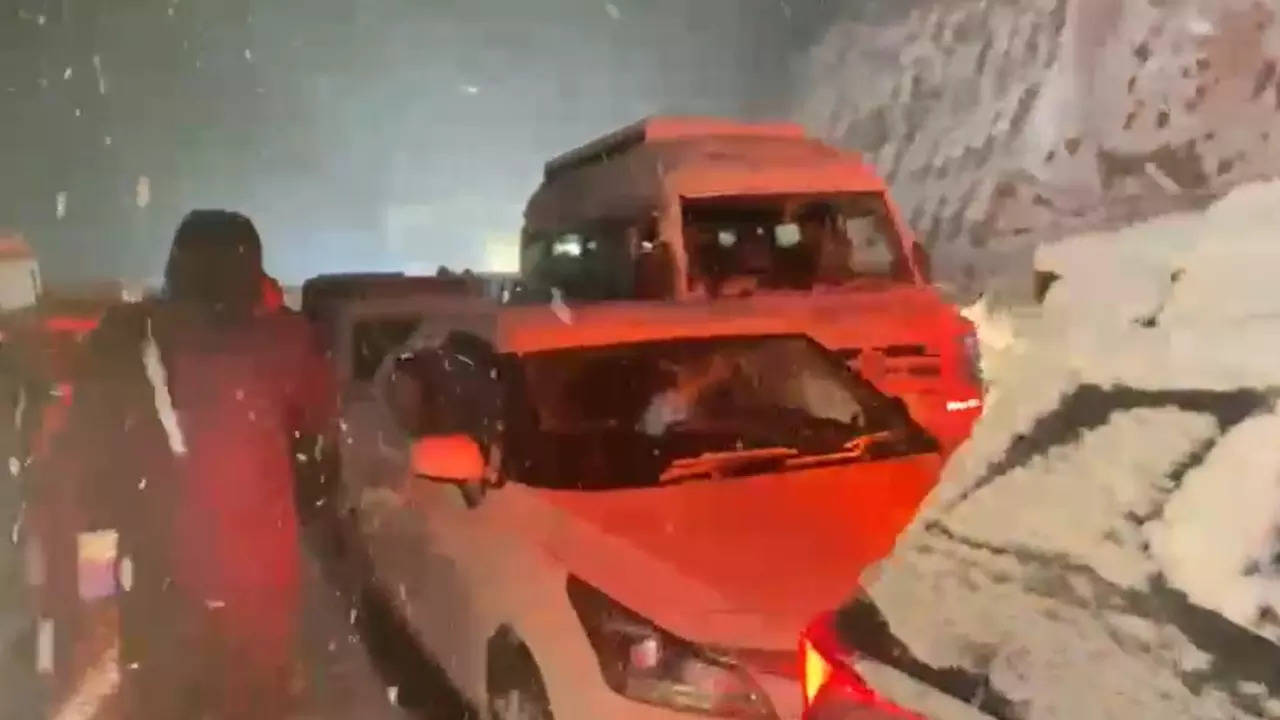 Over 1000 vehicles were stranded between Solang Nullah and Atal Tunnel due to heavy snowfall