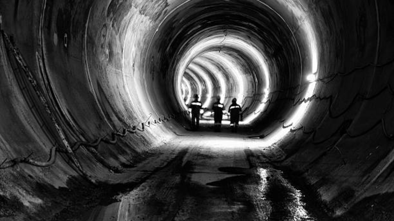 bw Tunnel istock 