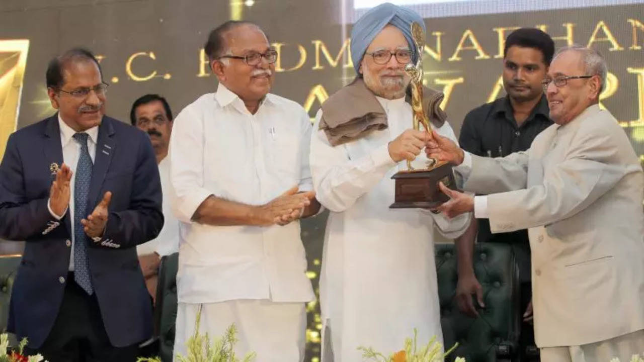 Dr Manmohan Singh Receiving V.C. Padmanabhan Memorial Lifetime Achievement Award