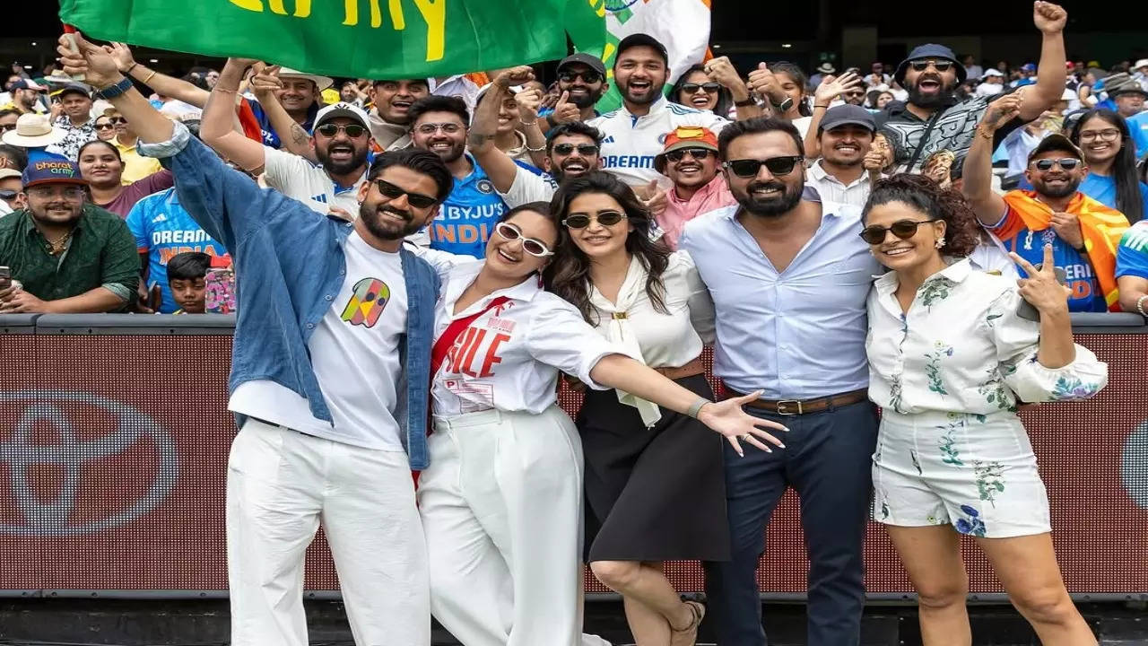 Karishma Tanna-Sonakshi Sinha Click Pictures With Fans During Ind Vs Aus Test Match At Melbourne Stadium