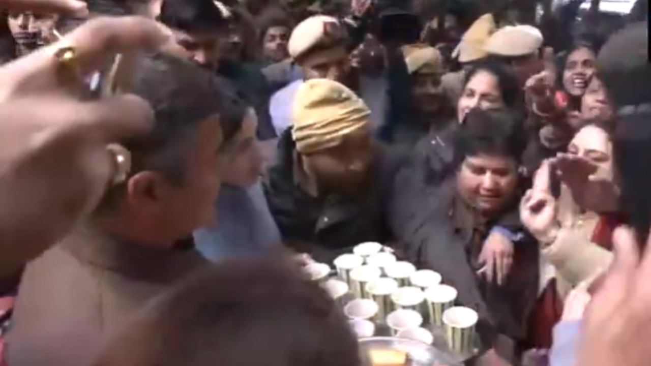 BJP leader brings snacks for protesting AAP