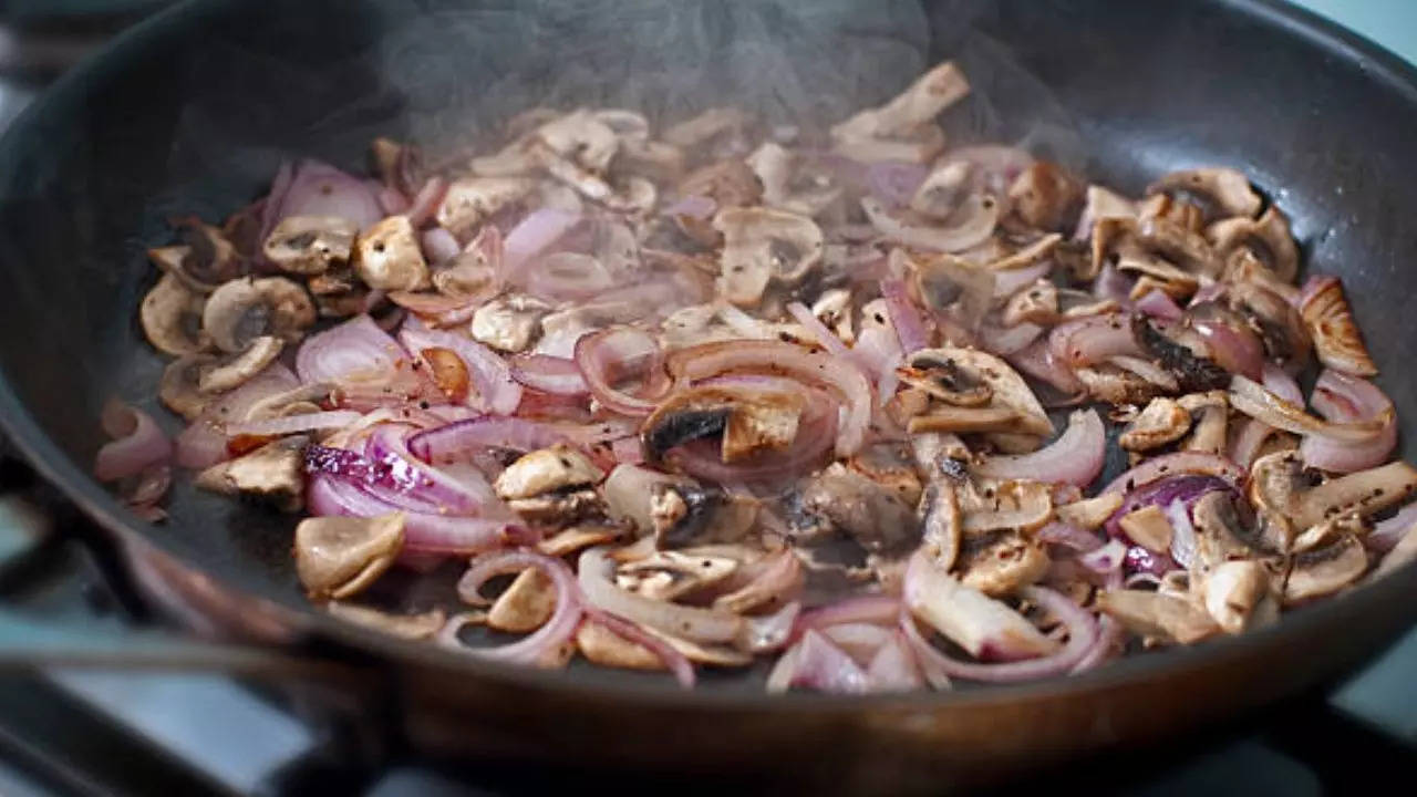 Think Garlic and Onions Are Always Healthy? Cooking Them This Way May Harm You