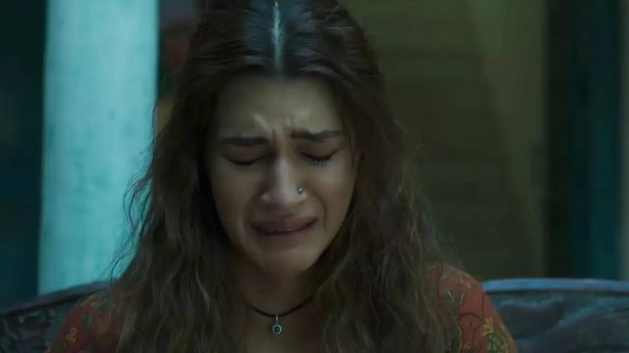 Kriti Sanon Had A Breakdown While Promoting Bhediya With Varun Dhawan. Reveals 'I Started Crying, Everyone Froze'