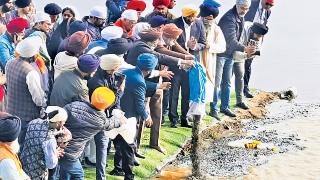 Former prime minister Dr Manmohan Singh’s ashes being immersed at the Asth Ghat, Majnu Ka Tilla in New Delhi on Sunday.