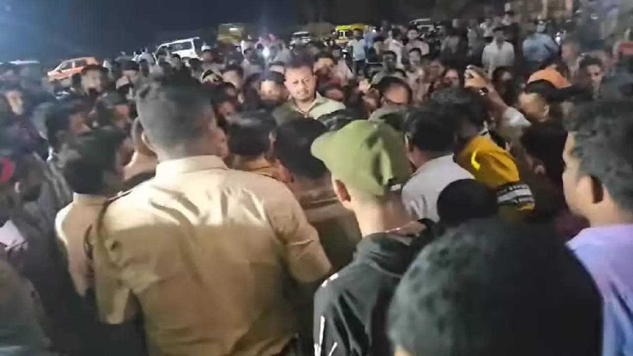 mumbai tourists beat up locals