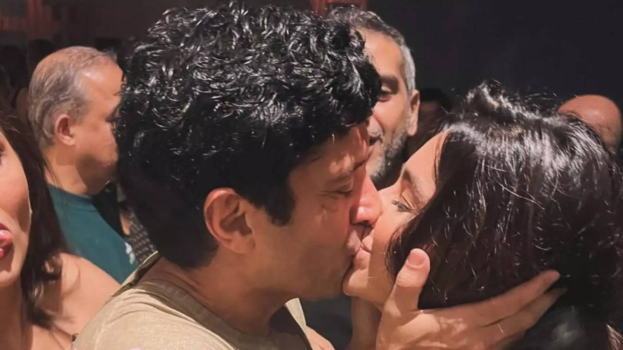 Farhan Akhtar, Shibani Dandekar Lock Lips As Gorgeous Couple Enters 2025 In Most Romantic Way Possible