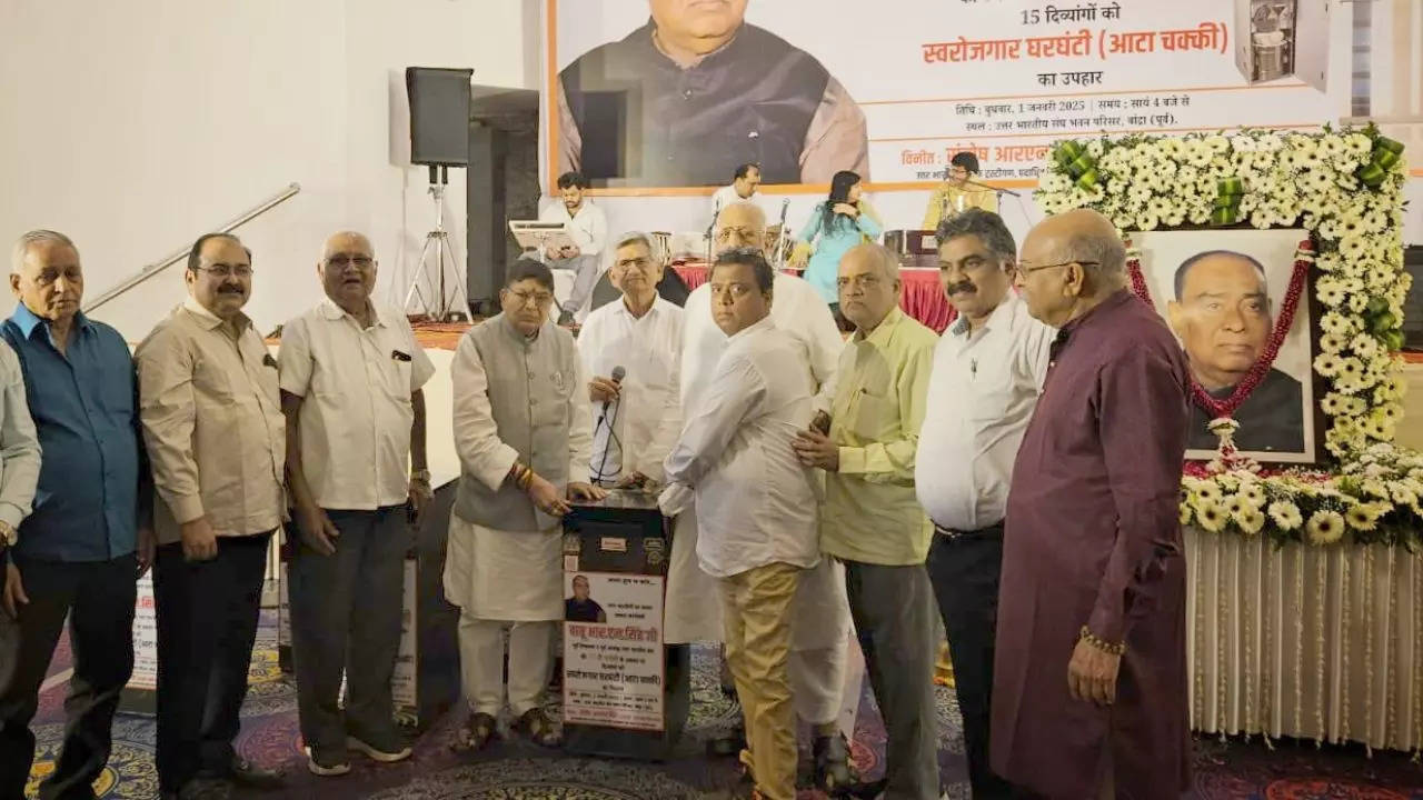 A tribute program was held at the Uttar Bhartiya Sangh Bhavan in Mumbai to commemorate the 77th birth anniversary of Babu RN Singh