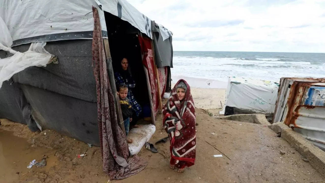 ​The increasing cold of winter, along with the lack of facilities and food resources in the Gaza Strip, has added to the suffering of Palestinian refugees. ​