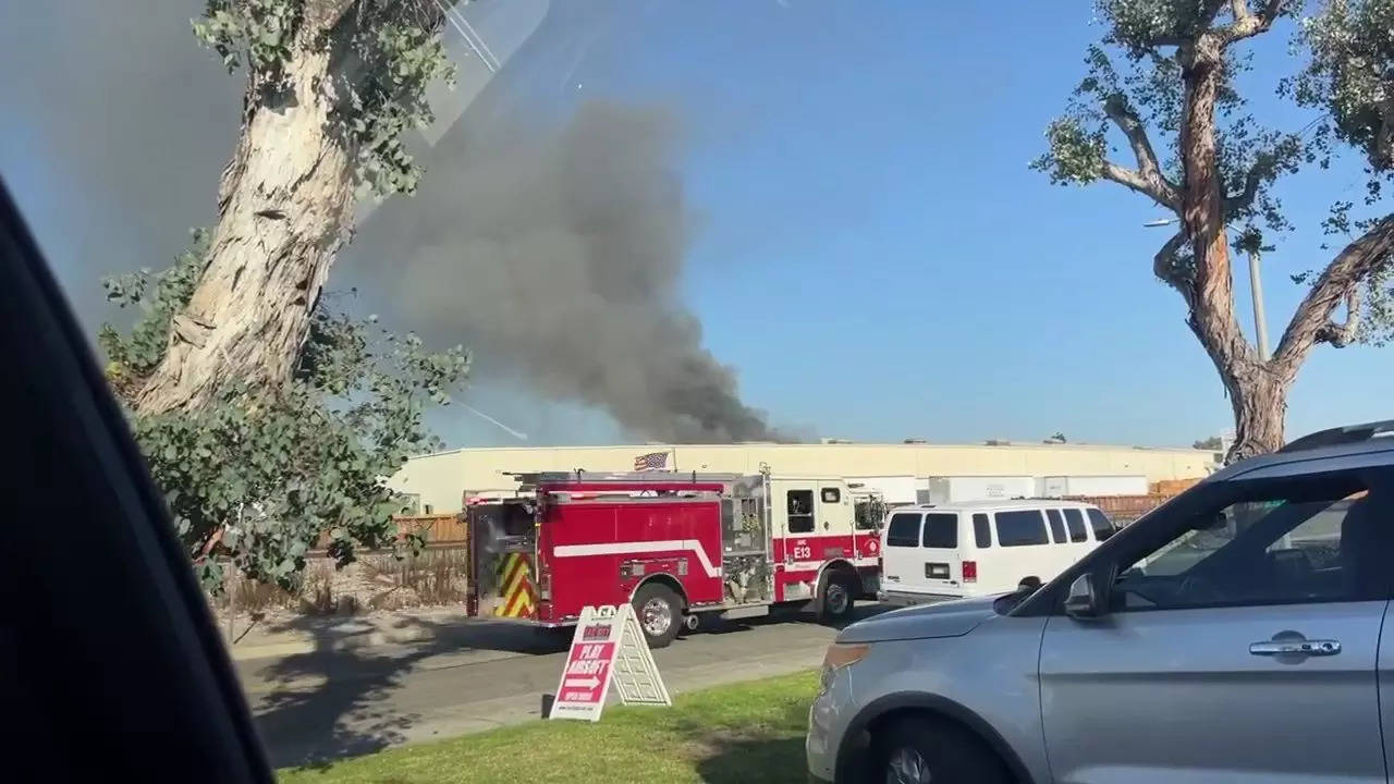 Fire after plane crash in Fullerton (Photo Credits: X/Twitter)