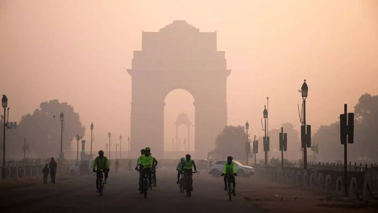 Delhi weather: ಉತ್ತರ ಭಾರತೀಯರನ್ನು ತತ್ತರಿಸುವಂತೆ ಮಾಡಿದೆ ಭಾರೀ ಚಳಿ!  ಹಲವಾರು ನಗರಗಳಲ್ಲಿ ದಟ್ಟ ಮಂಜು