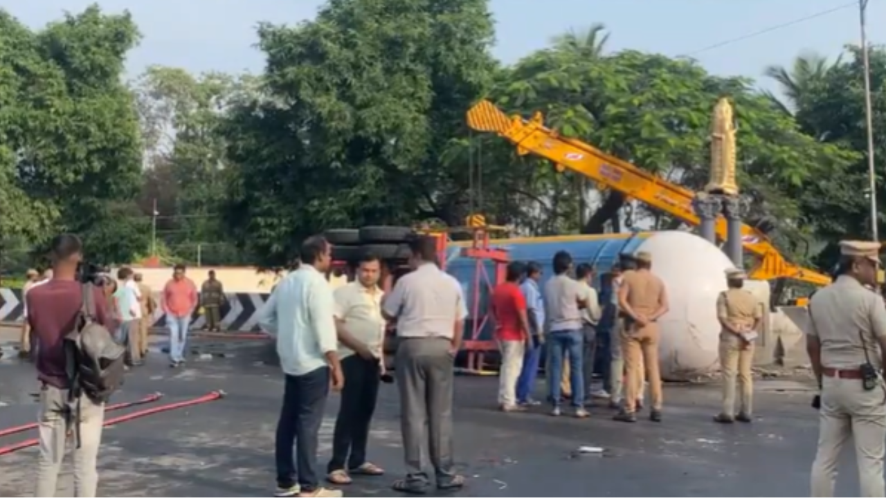 A lorry carrying an LPG tanker from Cochin to Coimbatore overturned at Avinashi  Road Flyover