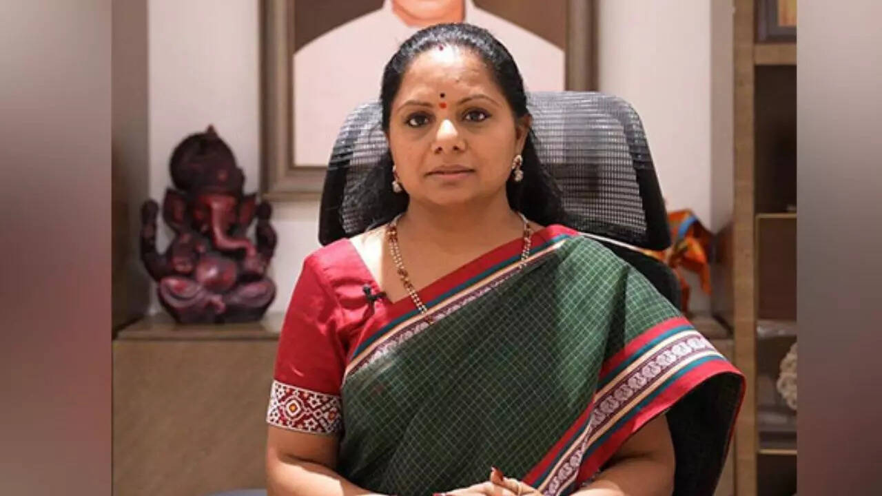 brs mlc kavitha stages protest, demands for 42% reservation for bcs in local polls