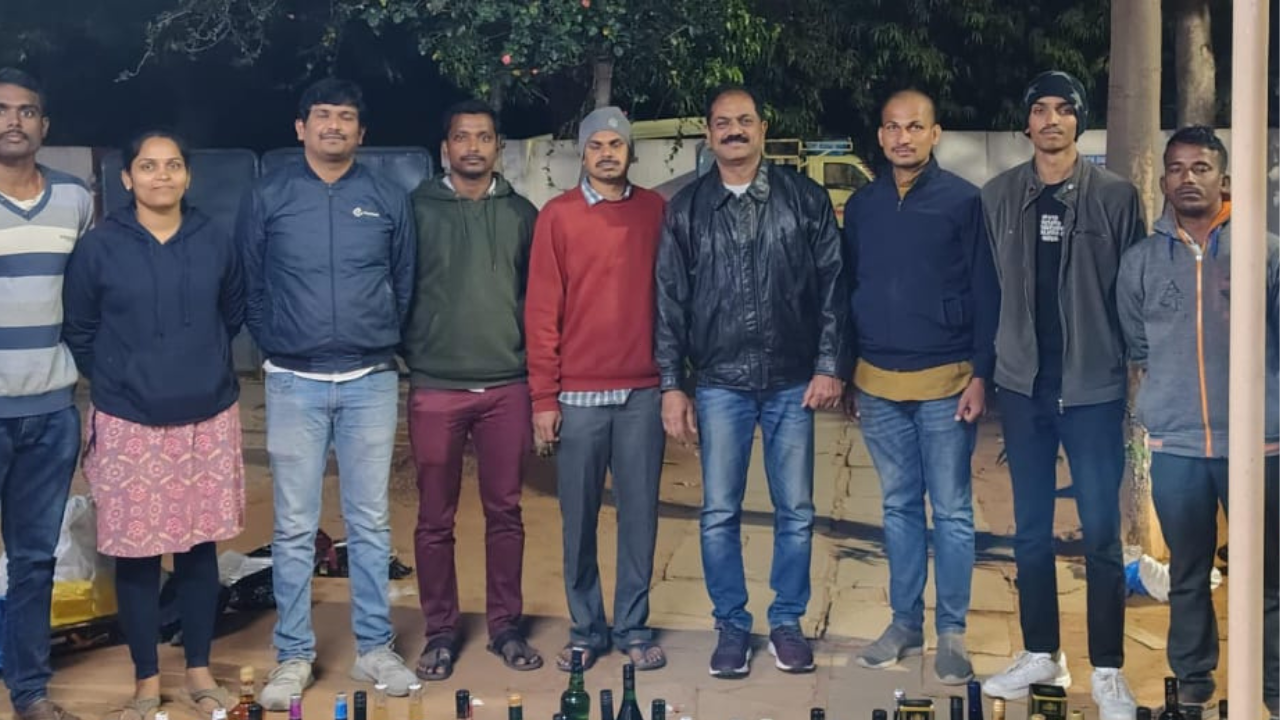 vasco-da-gama-hyderabad express train raided: 117 liquor bottles worth rs 1.50 lakh seized, one arrested