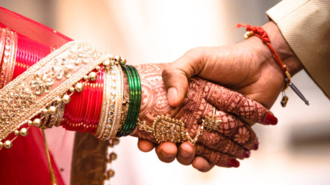 bride goes to washroom, runs away with jewellery and cash leaving 40 year old uttar pradesh groom shocked