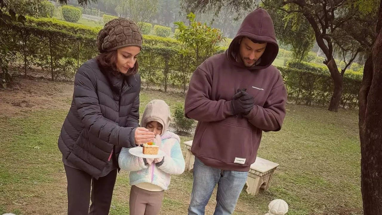 Soha-Kunal Visit Mansoor Pataudi's Grave With Daughter Inaaya To Pay Tribute On His 84th Birth Anniversary