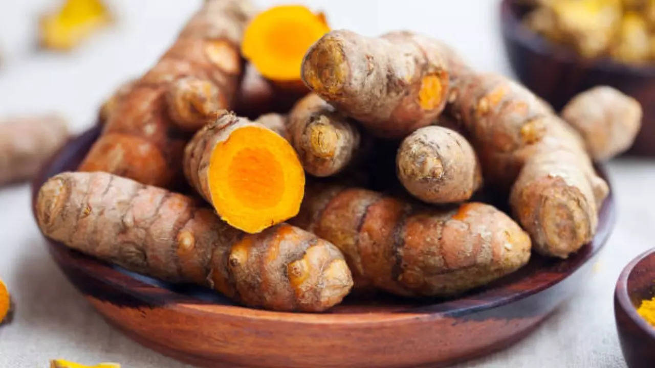 5 Reasons Why You Should Eat Raw Turmeric In Winter  